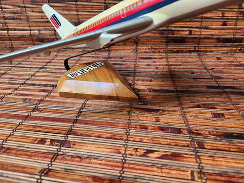 UNITED AIRLINES WOODEN MODEL AIRPLANE 15 INCH WINGSPAN N619UA MISSING ENGINES - Picture 4 of 17