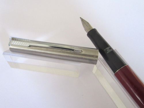 Bolígrafo bolígrafo PARKER nuevo de stock color rojo y tapa acero cepillo N342 - Imagen 6 de 11