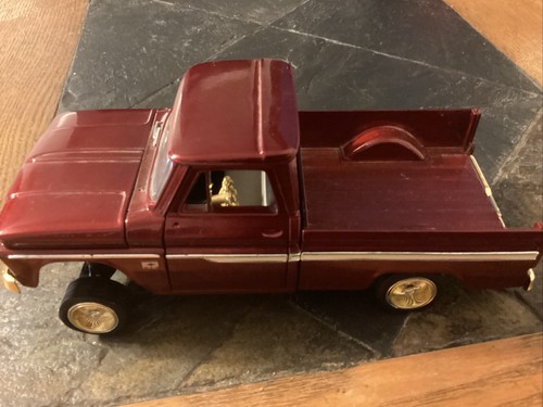 Saico 1:24 Scale 1966 Chevrolet C10 Pick Up Diecast Collectible Car. Front Lift - Picture 10 of 11