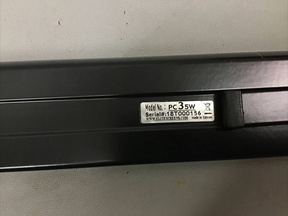 Elite Screens PicoScreen 25" Projection Screen With Canvas Bag PC35W (R23) - Image 3 of 4