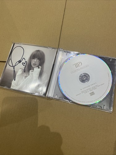Taylor Swift - The Tortured Poets Department CD + Hand Signed Photo Card Heart - Picture 2 of 5