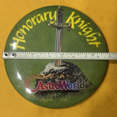 SPILLA VINTAGE anni 80 AstroWorld 3,5” Nottingham Village “CAVALIERE” PINBACK ThemePark RARA - Foto 3 di 5
