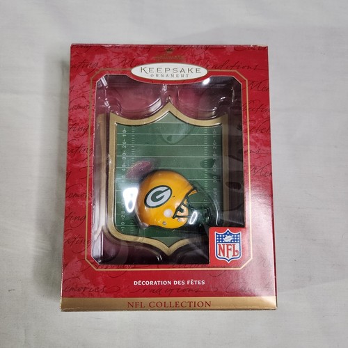 Green Bay Packers Hallmark Keepsake Ornament 2001 NFL Helmet & Field Christmas  - Imagen 1 de 5