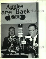 1991 Press Photo Officials announce purchase of computers for New York schools