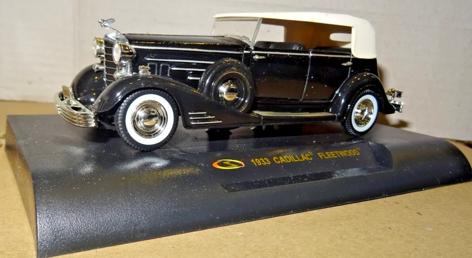 Signature Models -  1933 Cadillac Fleetwood Diecast Model Car - 1/32 scale - Image 2 of 4