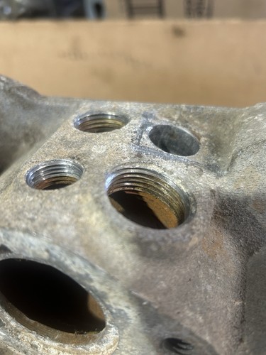 96-00 GM 7.4L 454 L29 VORTEC LOWER INTAKE MANIFOLD CHEVY BIG BLOCK OE - Picture 4 of 9