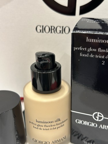 NIB Giorgio Armani ~ 2.0 Fair ~ Luminous Silk Foundation 30ml! FULL SIZE - Picture 4 of 7