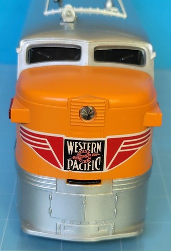 S01: Lionel Western Pacific A & B diesel Engine Locomotive 6-8361 & 6-8362 LN - Picture 2 of 10