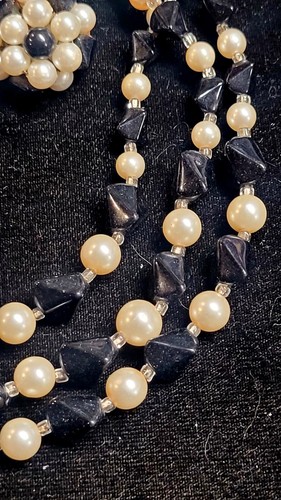 Vintage NACHLASS JAPAN HALBFARBENE KUNSTPERLEN MEHRSTRANGIGE HALSKETTE UND CLIP-ON-OHRRINGE - Bild 2 von 5