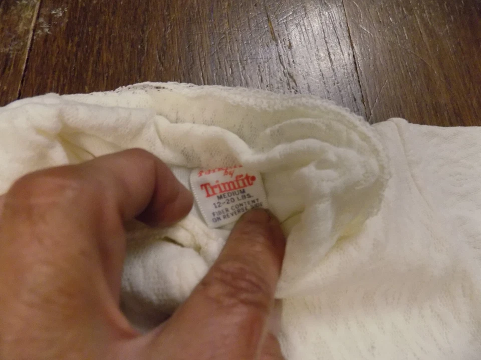 De colección Totknits Trimfit Blanco Encaje Patas Bebé MAMELUCO Cinta Ribete y Lazos 6-9 meses Usado en Excelente Condición Foto 3 de 4