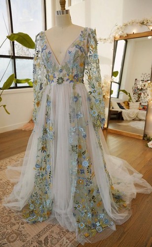 Elegant 3D Flower Applique Wedding Dresses V-Neck Sweep Train Tulle Bridal Gowns - Picture 7 of 10