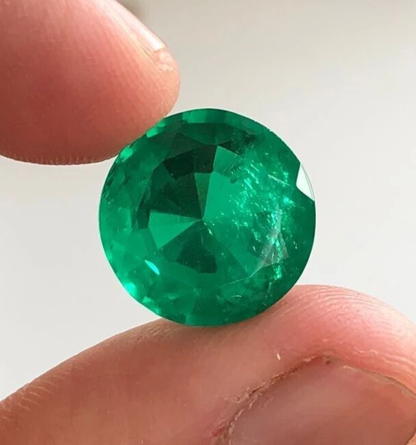 10.50 Cts Green Emerald , Top Quality Faceted Doublet Gemstone - Image 2 of 4