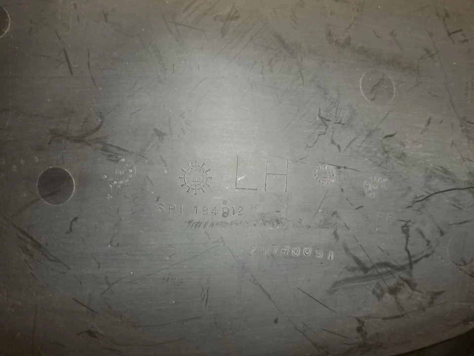 00-05 Cadillac Deville parachoques trasero izquierdo forro faldón protector contra salpicaduras 25740091 OEM Foto 2 de 4