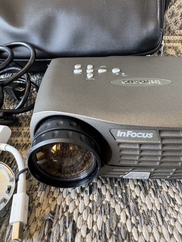 InFocus LP70+ DLP Projecteur XGA Portable HD 1080i avec étui et télécommande logique. - Photo 3/7
