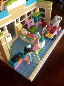 LEGO FRIENDS: Heartlake Vet (3188) W/INSTRUCTIONAL MANUAL 100% COMPLETE