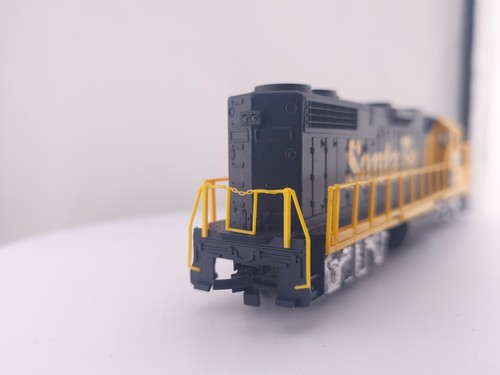 *READ LIFE LIKE HO Scale #3600 Santa Fe Dummy GP38 Non Powered Diesel Locomotive - Picture 9 of 14
