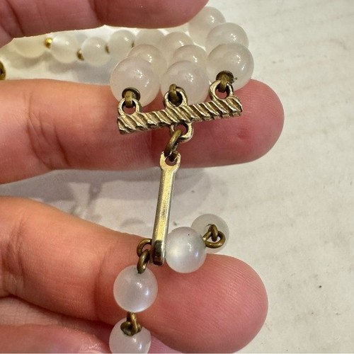 Vintage White Pearlescent Necklace Moonstone Lucite Beads Three Strand Retro - Picture 16 of 16