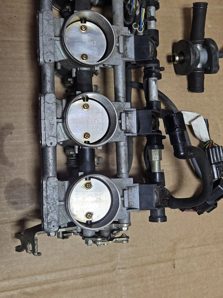 Inyectores de combustible para carrocería del acelerador Suzuki GSXR750 2001-2003 TPS fabricante de equipos originales Foto 2 de 4