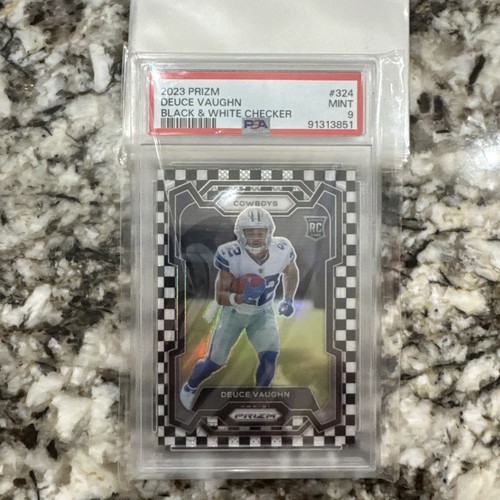 2023 Panini Prizm Deuce Vaughn RC Black & White Checkerboard #324 PSA 9 Cowboys - Bild 1 von 2