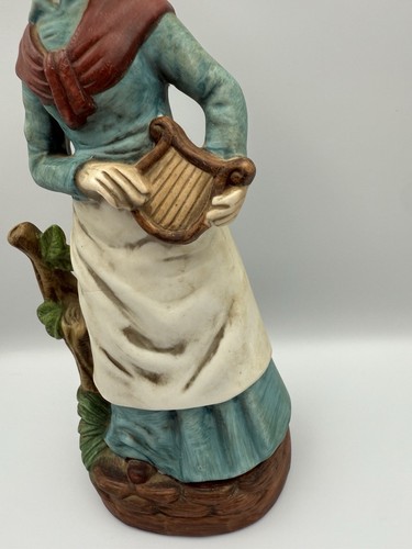 Estatuilla de mujer de cerámica vintage con lira - Estatua de arte popular Fambro - Imagen 4 de 11