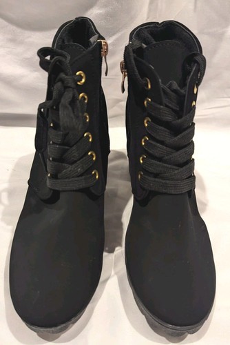 Botas negras con suela y tacón de goma y acento dorado/cremallera sin cordones. - Imagen 4 de 7