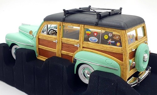 Firma stradale scala 1/18 pressofuso 20028 - 1948 Ford Woody - verde - Foto 2 di 5