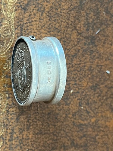 silberne Pillendose gepunzt ( zwei Ein-Schilling-Münzen )