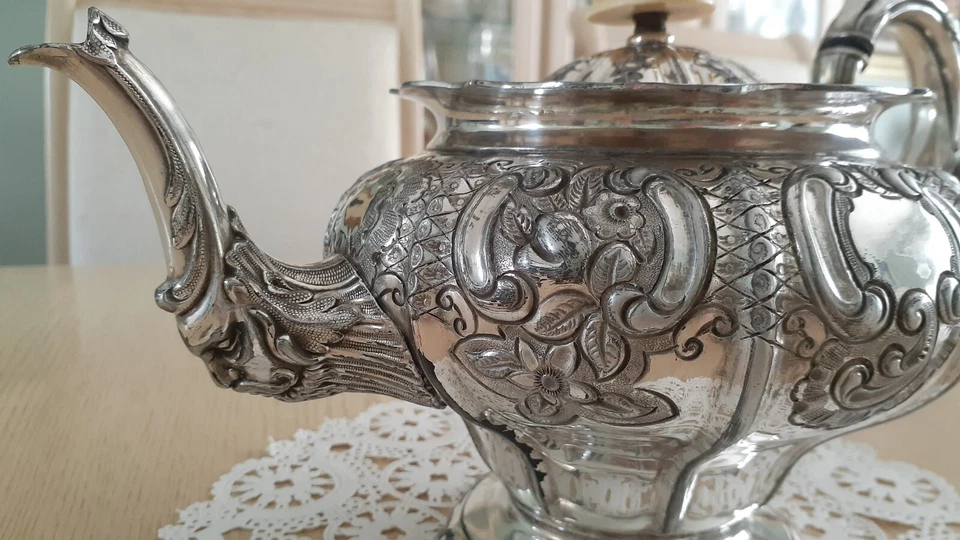 Tetera de plata rara antigua muy ornamentada del siglo XIX estampada Foto 2 de 4