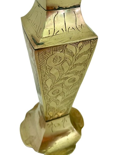 Jarrón vintage pequeño de latón, hermoso diseño de hojas grabadas, 4" de alto - Imagen 6 de 9