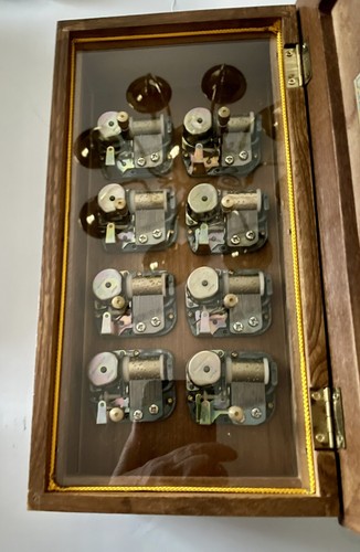 Caja de música de madera ELVIS de colección - reproduce 8 canciones de Elvis - rara - Imagen 6 de 8