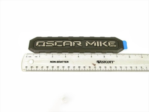 07-18 JEEP WRANGLER OSCAR MIKE EMBLEMA PLACA DE IDENTIFICACIÓN INSIGNIA MOPAR GENUINO 68283393AA - Imagen 4 de 5