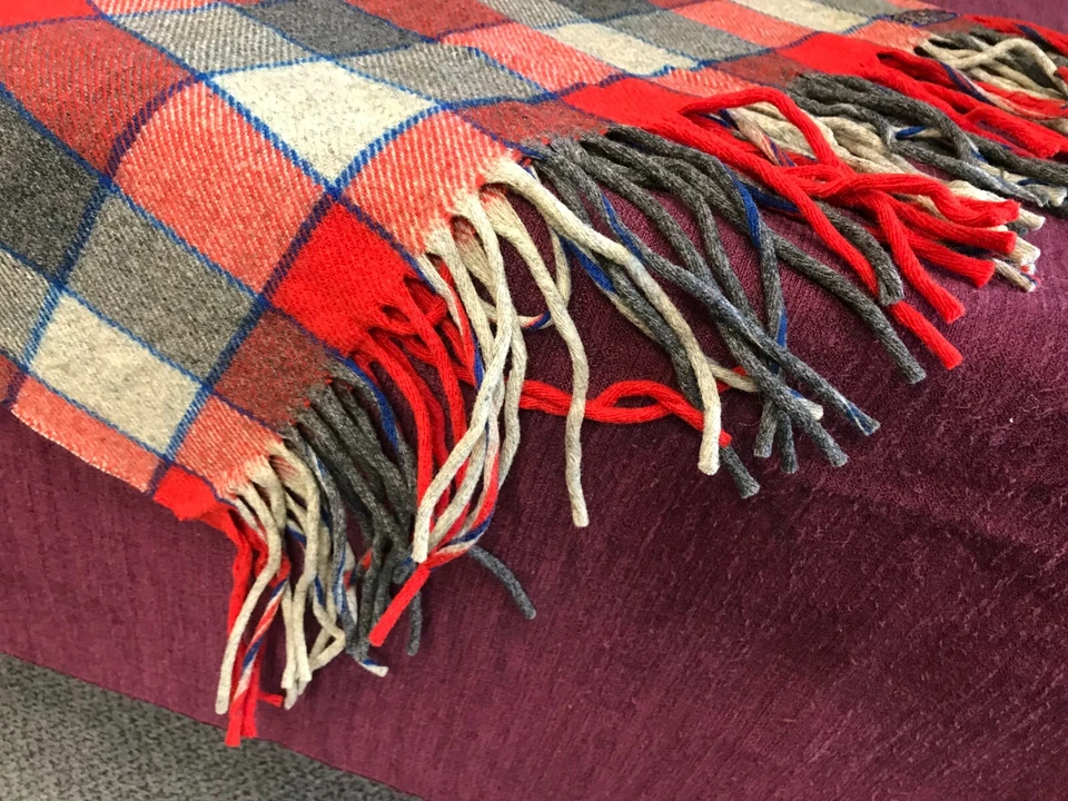 Pre-Owned Rare PENDLETON PURE VIRGIN WOOL RED GRAY PLAID THROW BLANKET 72" X 26" - Image 4 of 4