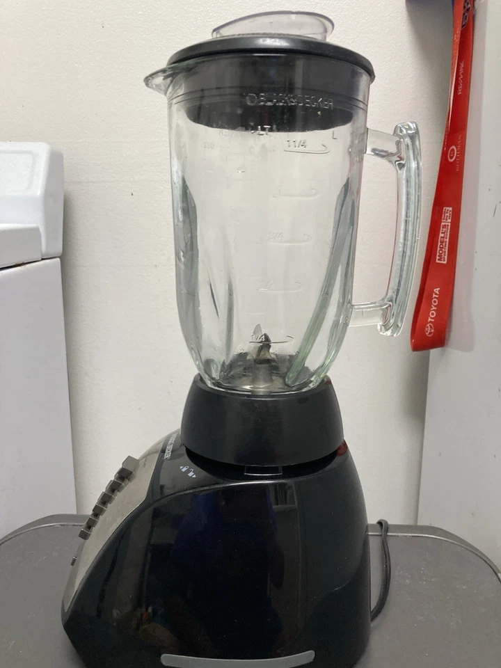 Batidora BLACK+DECKER BLC 100650MB con tarro de vidrio ciclónico - plateada Foto 2 de 4