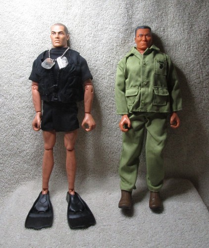 Vintage Lot von zwei 12 Zoll, 1/6 Maßstab Figuren mit Kleidung GI JOE Scuba & Marine