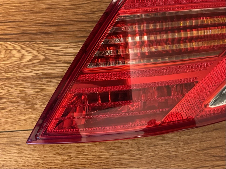 Оригинальный задний фонарь для правой стороны пассажира 2007-2010 Mercedes-Benz CL550 CL63 - Изображение 2 из 4