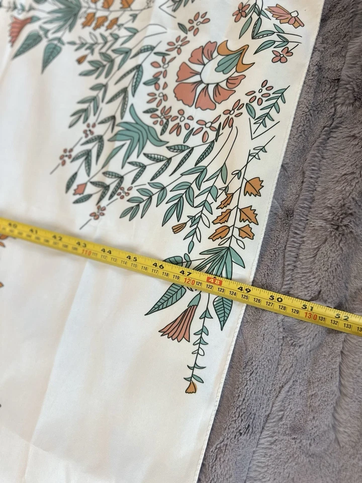 Tapiz floral con detalles en naranja y verde Foto 4 de 4