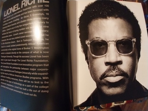 SIGNED LIONEL RICHIE AUTOGRAPHED/INSCRIBED 2014 TOUR BOOK / VERY GOOD - Picture 7 of 8