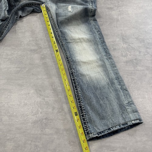 Pantalones de mezclilla para hombre Rock Revival Kasper bota ajustada 32x28 lavado claro desgastado gemas punk - Imagen 23 de 24