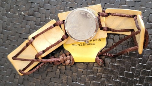 Top Quarzuhr blond recyceltes Holzband, aus Sarchi, Costa Rica, ungewöhnlich, neu - Bild 4 von 5
