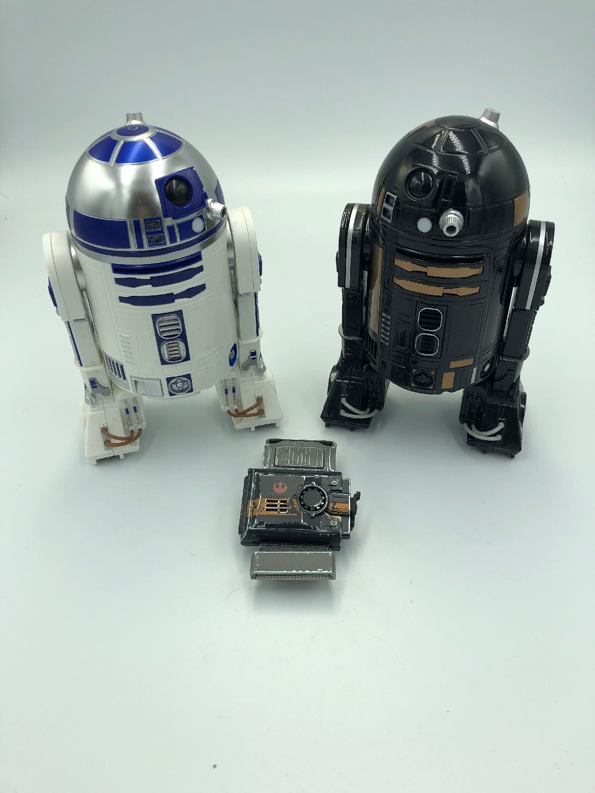 Robots esféricos de la guerra de las galaxias R2D2 y r2q5 y cinturones de fuerza son raros. Robots esféricos de la guerra de las galaxias R2D2 y r2q5 y cinturones de fuerza son raros.