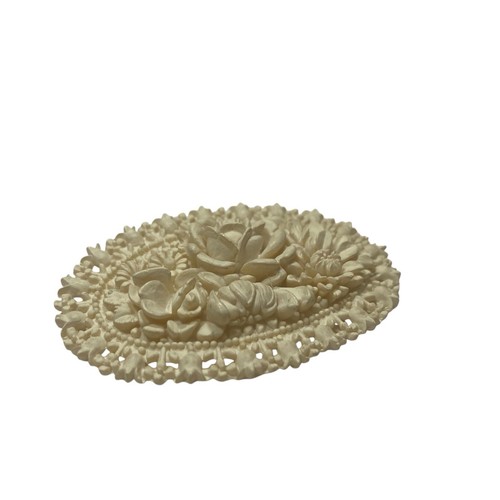 VTG WHITE CARVED FLORAL ROSES FLOWER CELLULOID BELT BUCKLE - Picture 5 of 5