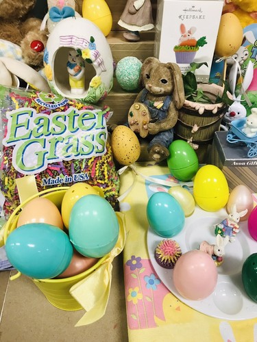 Huge Vintage - Modern Easter Holiday Decor Lot Bunnies Eggs Table Decor & More - Picture 4 of 9