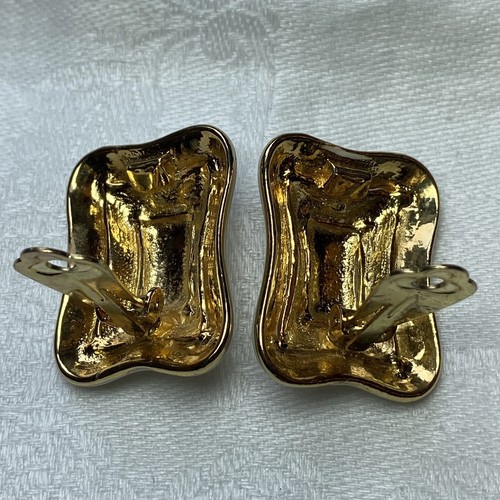 Pendientes de colección con clip rectangular ondulado en tono dorado esmalte blanco crema - Imagen 7 de 7