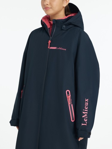 Bata Hidroshield LeMieux Young Rider Azul Marino, Impermeable, Forro Fleee, Niños - Imagen 5 de 6