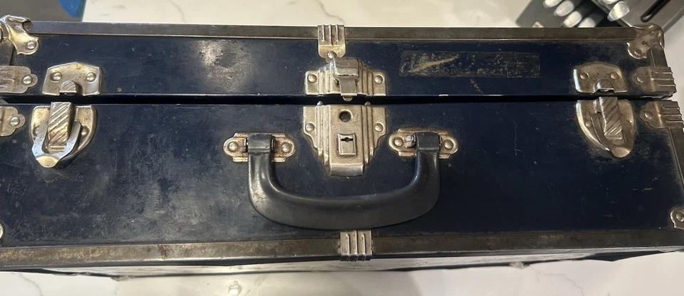 Maleta rígida vintage con herrajes metálicos Foto 4 de 4