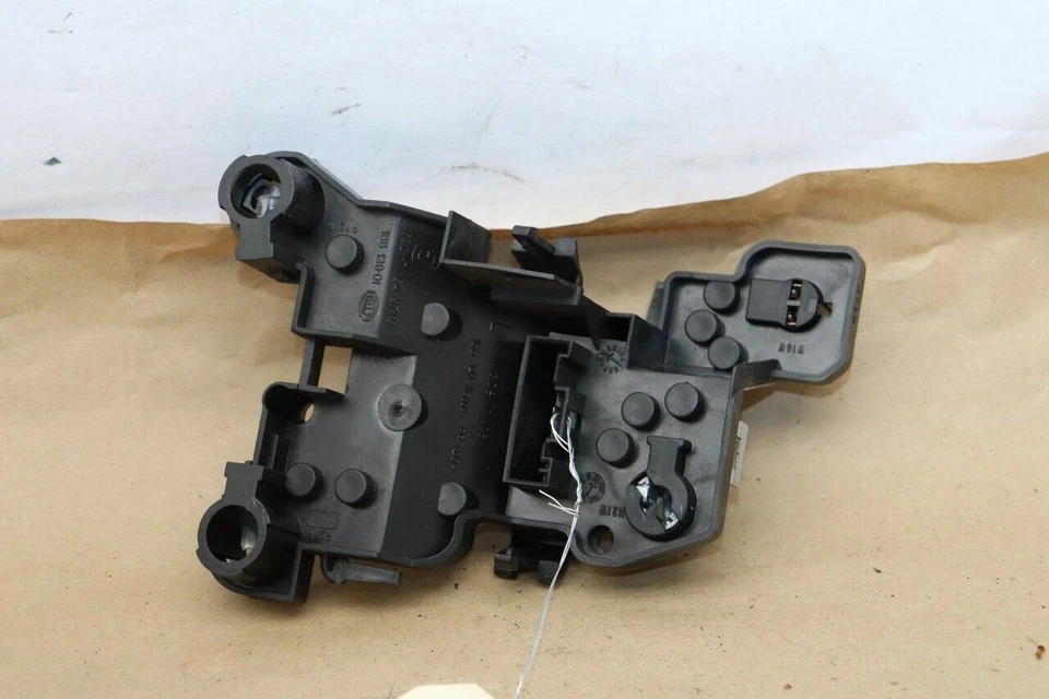 Держатель гнезда для задней лампы 2008-2012 BMW135i E82 левый от оригинального производителя б/у - Изображение 2 из 4