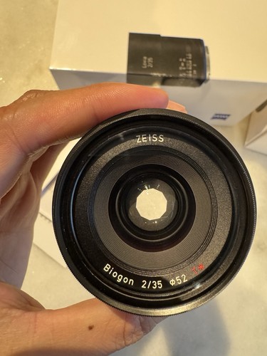 ZEISS Loxia 35mm F/2 Biogon T Lens for Sony E-Mount With ZEISS T* UV Filter - Picture 9 of 10