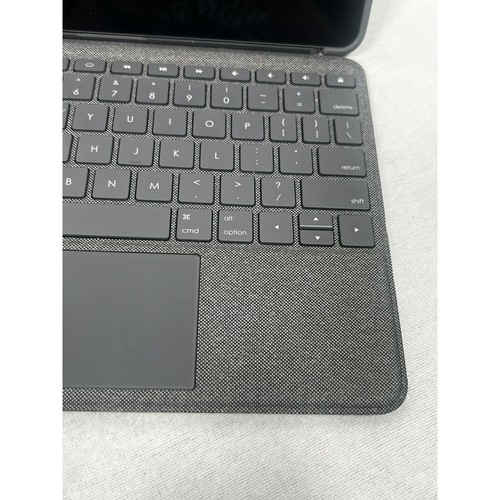 Apple iPad 8th Generation 32gb WiFi w/Logitech Combo Touch *READ* *SEE VIDEO* - Picture 8 of 10