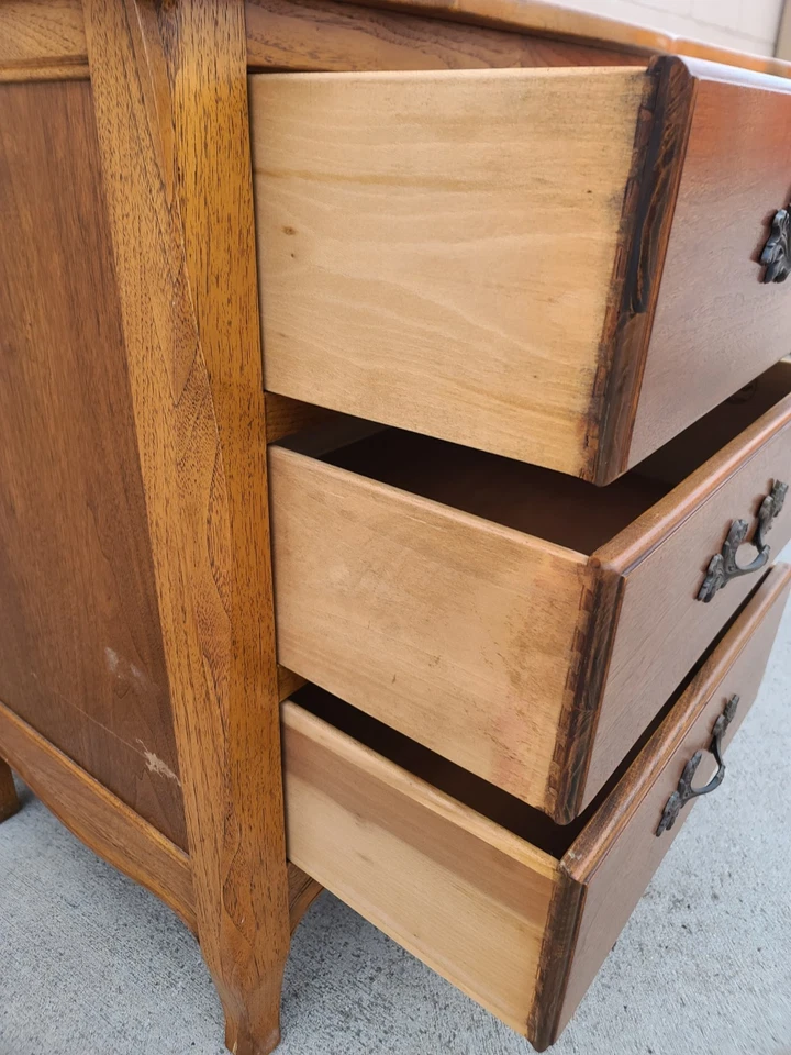 Cómoda de madera Drexel vintage de la regencia provincial francesa Foto 3 de 4