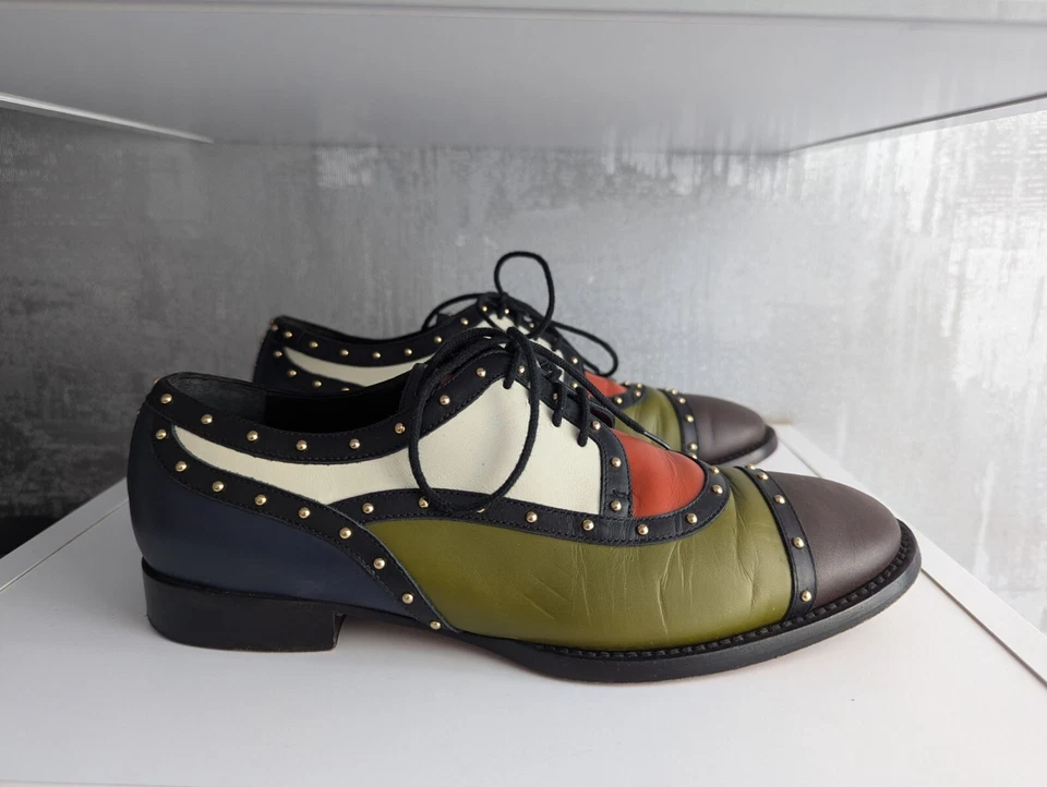 Zapatos de Vestir Valentino Garavani Tachonados Oxford Brogue Cuero Multicolor Planos Foto 2 de 4